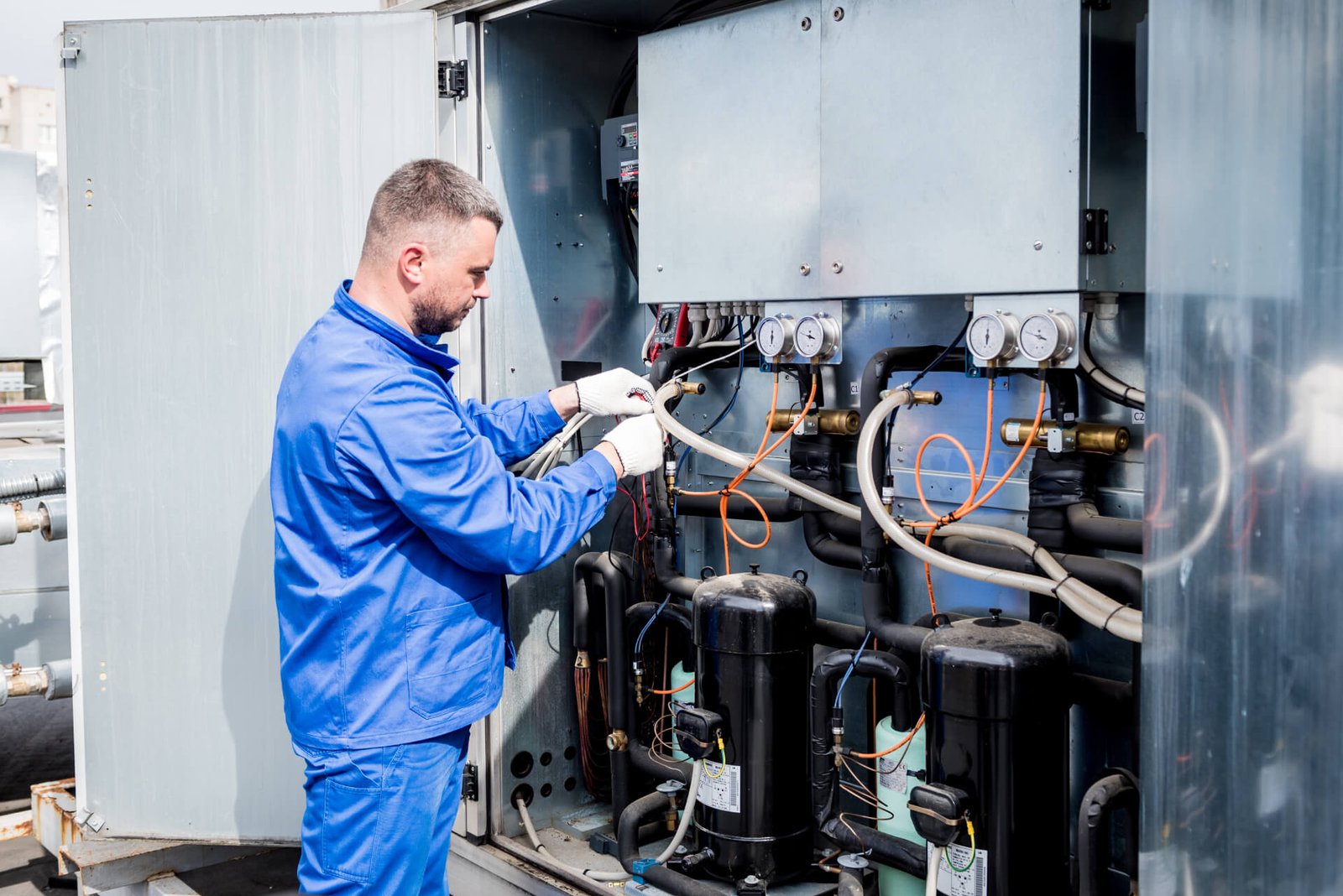 técnico revisando el sistema de refrigeración el cual es uno de los problemas más comunes de cuartos fríos